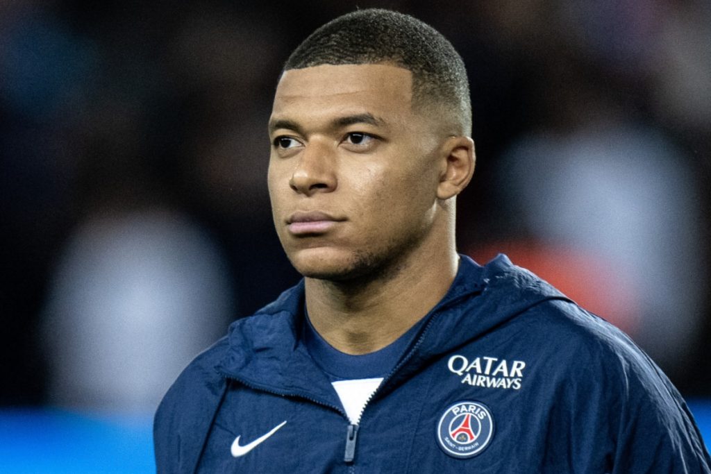 Kylian Mbappe cong khai chi trich PSG